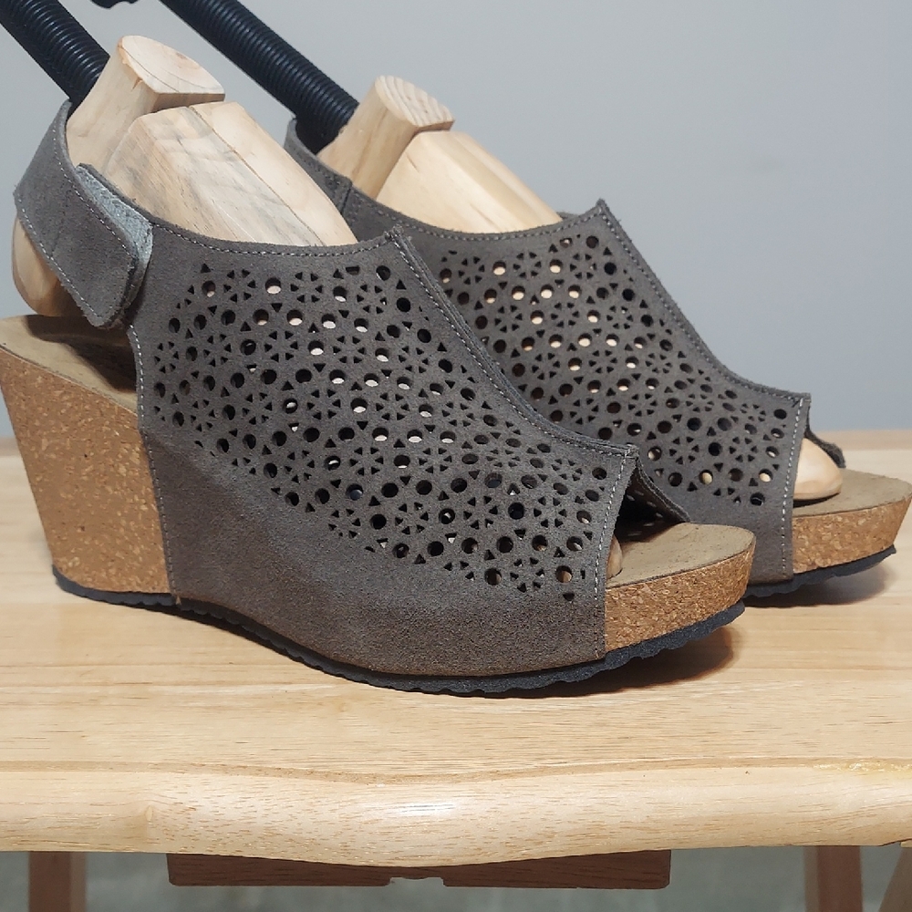 BIO GOLD Italian Made Chic Gray Wedge Sandals with arch support Women’s Size 9
